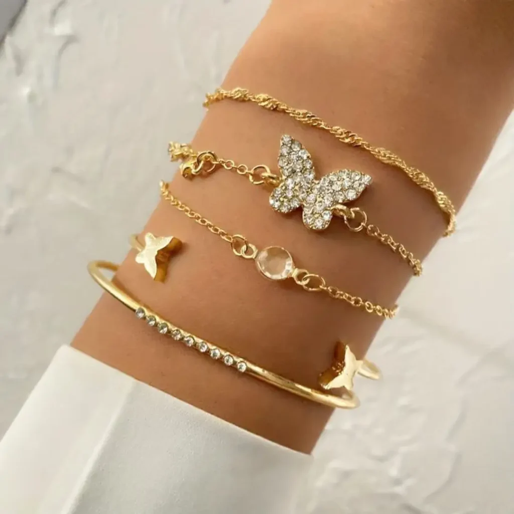 دستبند طلا دخترانه طرح پروانه نگین دار