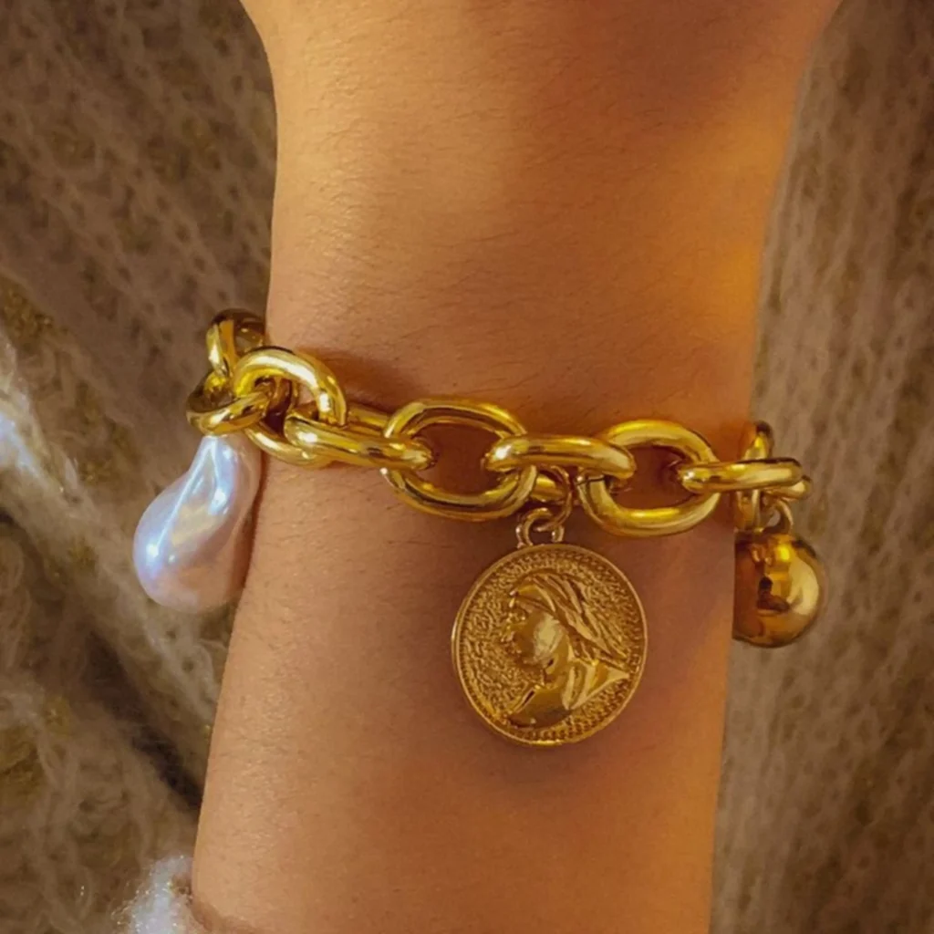 دستبند طلا با اویز سکه 