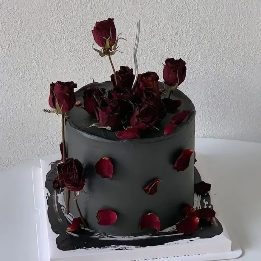 کیک مشکی با دیزاین رز قرمز